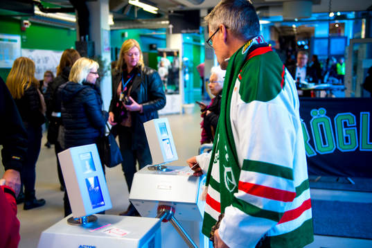 En åskådare scannar sitt årskort i entrén till Lindab