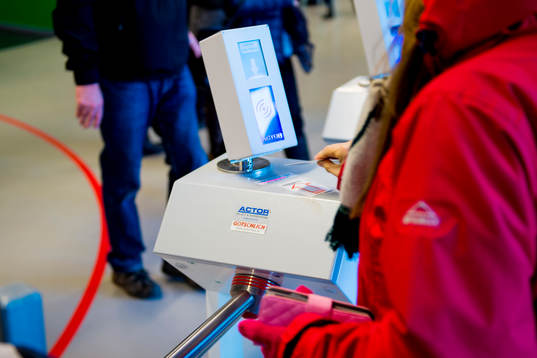 En åskådare scannar sitt årskort i entrén till Lindab