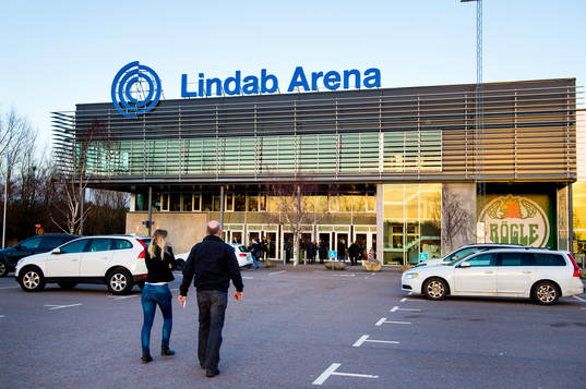 Åskådare påväg till Lindab Arena