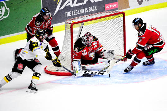 Västerås Oscar Steen och och Malmö Redhawks målvakt