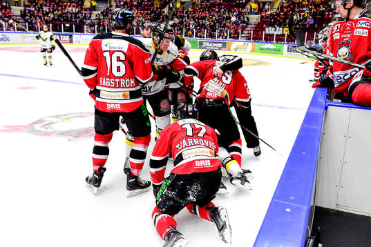 Stökigt framför Malmö Redhawks bås
