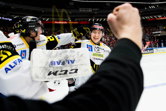 Västerås Robin Jacobsson jublar