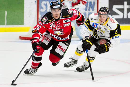Malmö Redhawks Yanick Lehouk och Västerås Linus Svedlund