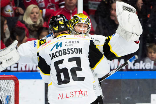 Västerås Robin Jacobsson jublar ihop med målvakt Jonas