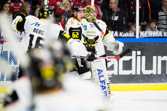 Västerås Robin Jacobsson jublar ihop med målvakt Jonas
