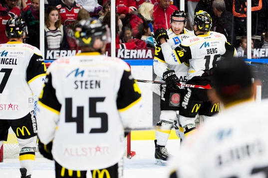 Västerås Robin Jacobsson jublar ihop med målvakt Jonte