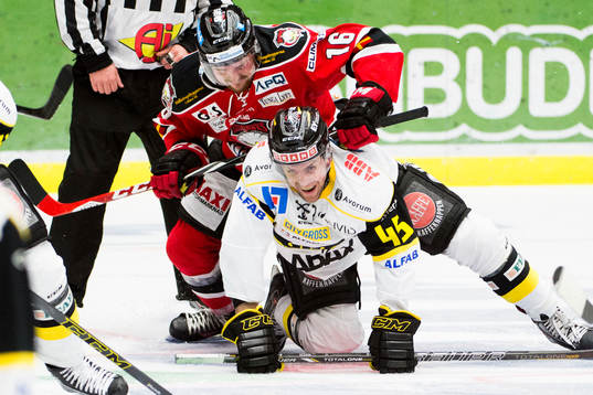 Malmö Redhawks Magnus Häggström trycker till Västerås