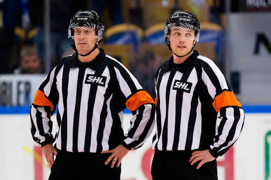 Domarna Sören Persson och Johan Häll