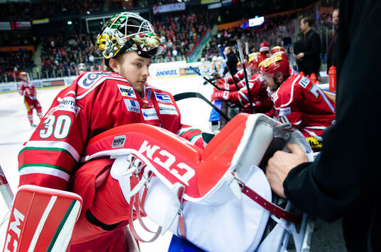 Modos målvakt Linus Ullmark förbereder sig för att