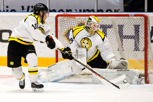 Brynäs målvakt Bernhard Starkbaum får hjälp med pucken