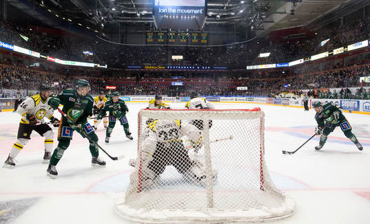 Färjestads Per Åslund ser på när Milan Gulas skickar