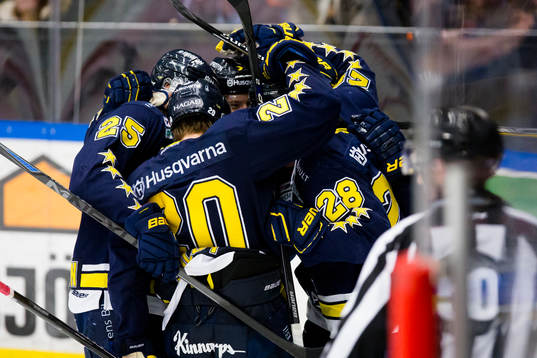 s Mattias Karlsson, Lawrence Pilut, Anton Bengtsson jublar
