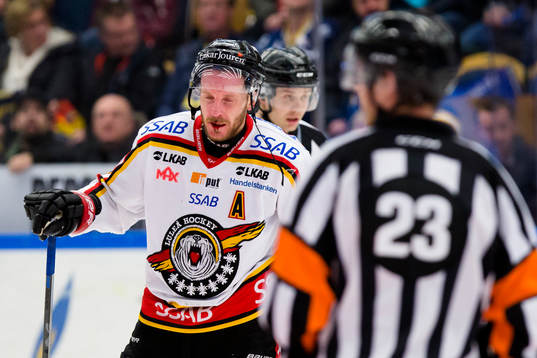Luleås Jan Sandström blöder från munnen