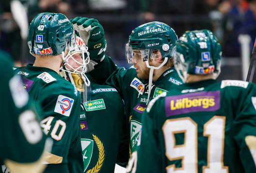 Färjestads målvakt Fredrik Pettersson Wentzel krams om av