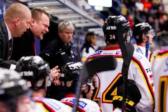 Luleås tränare Stefan Nilsson och Joakim Fagervall coachar