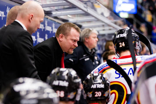Luleås tränare Joakim Fagervall (i) coachar