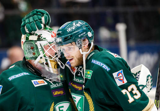Färjestads målvakt Fredrik Pettersson Wentzel krams om av