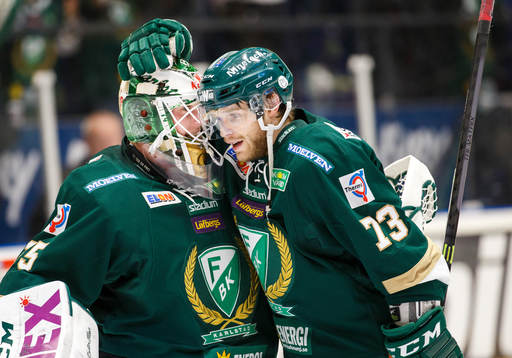 Färjestads målvakt Fredrik Pettersson Wentzel krams om av