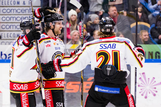 Luleås Jonathan Sigalet (i) jublar