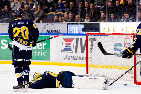 s målvakt Erik Ersberg ligger kvar på isen