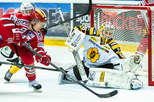 Modos Simon Önerud försöker få in pucken på