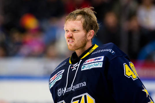 s målvakt Erik Ersberg ligger skadad på isen