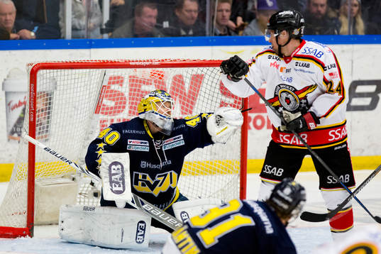 s målvakt Erik Ersberg räddar framför Luleås Cam Abbott