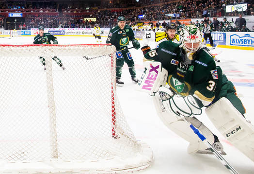 Färjestads målvakt Fredrik Pettersson Wentzel hämtar