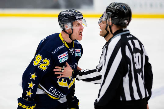 s Teemu Laine arg på domarna