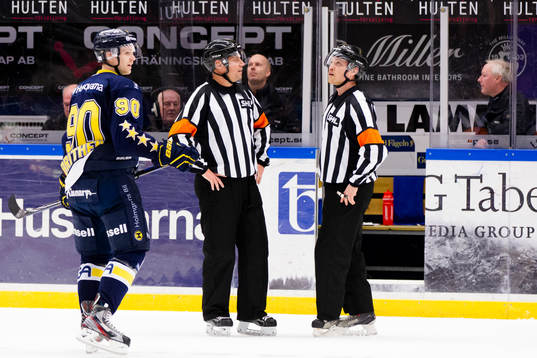 s Ted Brithén pratar med Domare Sören Persson och Johan