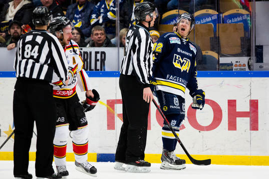 s Teemu Laine ropar mot Luleås Jan Sandström
