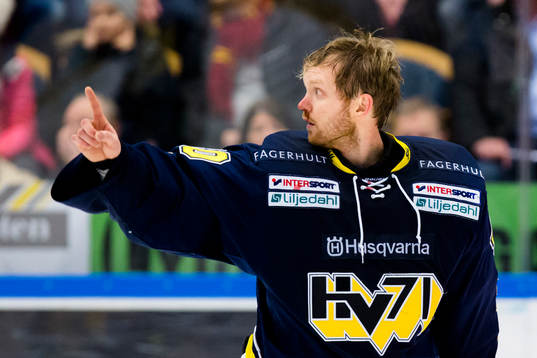 s målvakt Erik Ersberg vill att domaren ska titta på