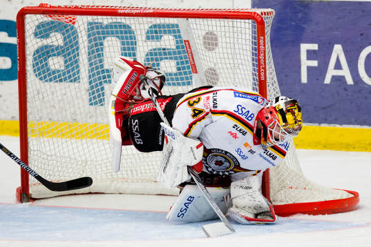 Luleås målvakt Joel Lassinantti släpper in målet till