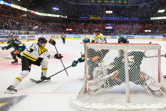 3 Brynäs Tim Wallace attackerar