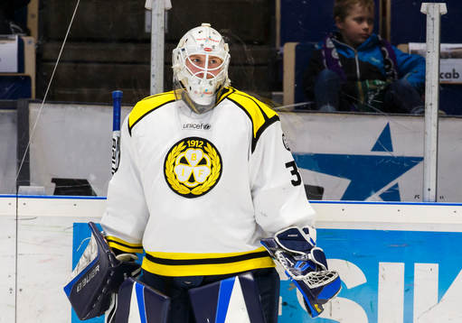 Brynäs målvakt Emil Kruse vid uppvärmningen