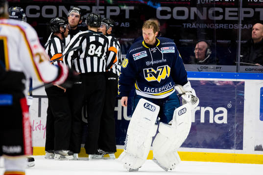 s målvakt Erik Ersberg klagar hos domarna