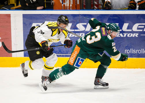 Brynäs Daniel Brodin och Färjestads Martin Röymark i