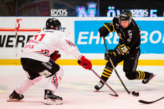 s David Lillieström Karlsson med ett skott förbi Vita