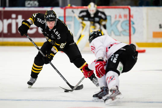 s Jordan Hendry och Vita Hästens Marcus Eriksson