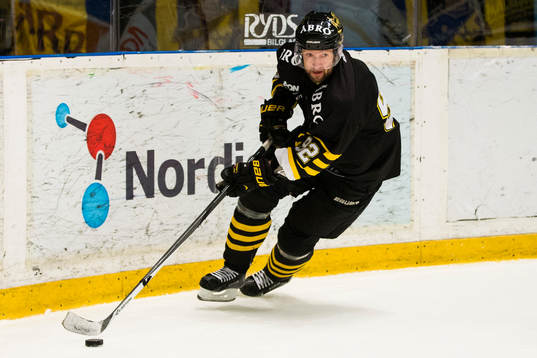 s Michael Nylander med pucken