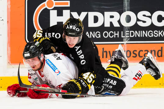 s Petter Lindberg håller nere Vita Hästens Linus