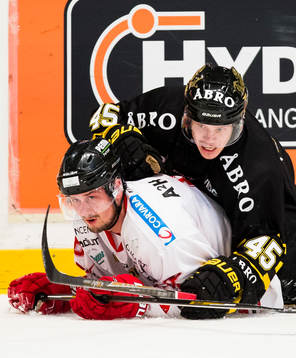 s Petter Lindberg håller nere Vita Hästens Linus