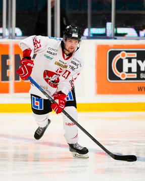 Vita Hästens Viktor Amnér med pucken