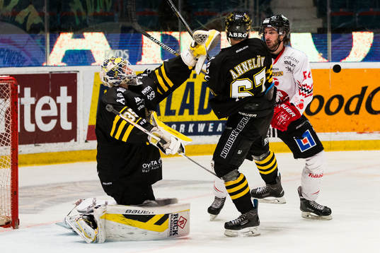 s målvakt Robin Rahm och Joakim Hagelin i kamp om en
