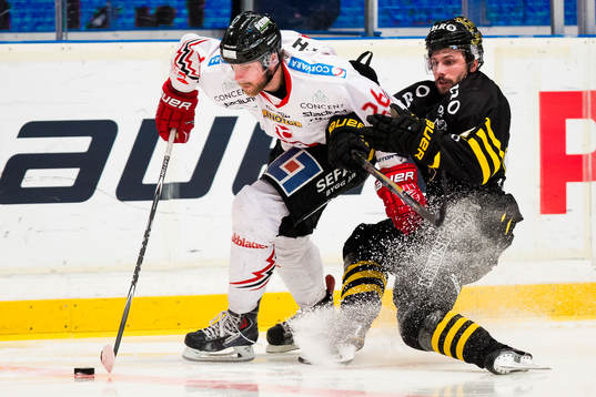 Vita Hästens Robin Dahlström blir tvungen att släpa på