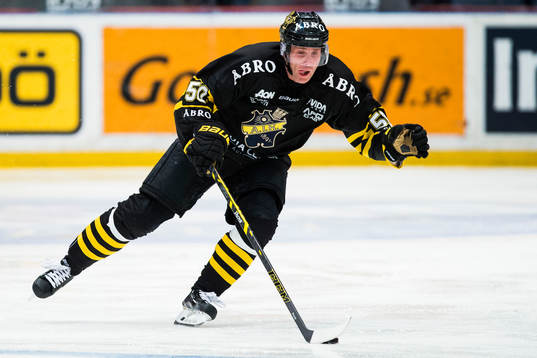 s Conny Strömberg med pucken