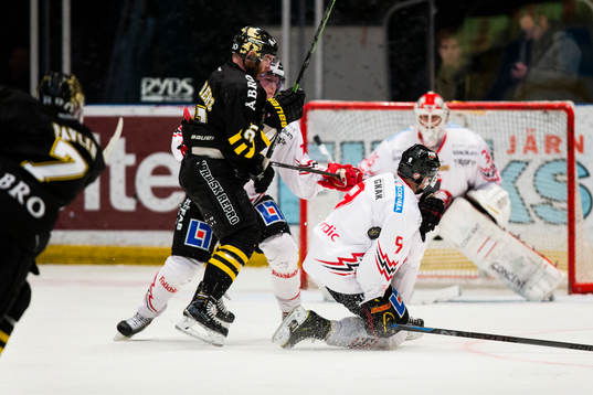 Vita Hästens Kalle Olsson (h) täcker ett skott