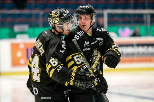 s Ryan McKiernan och Robin Olsson jublar sedan Yared Hagos