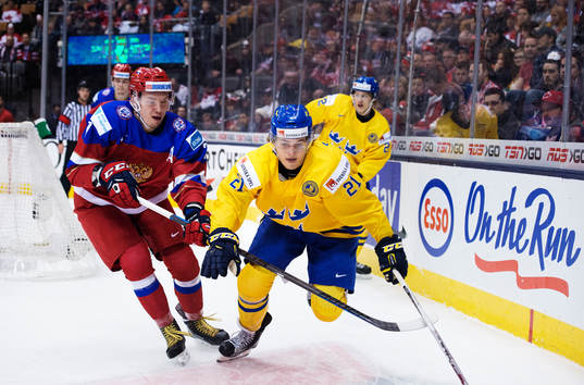 Rysslands Rushan Rafikov och Sveriges William Nylander i