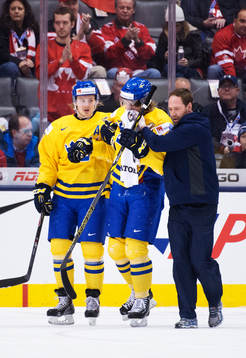 Sveriges Lucas Wallmark och en ledare hjälper skadade